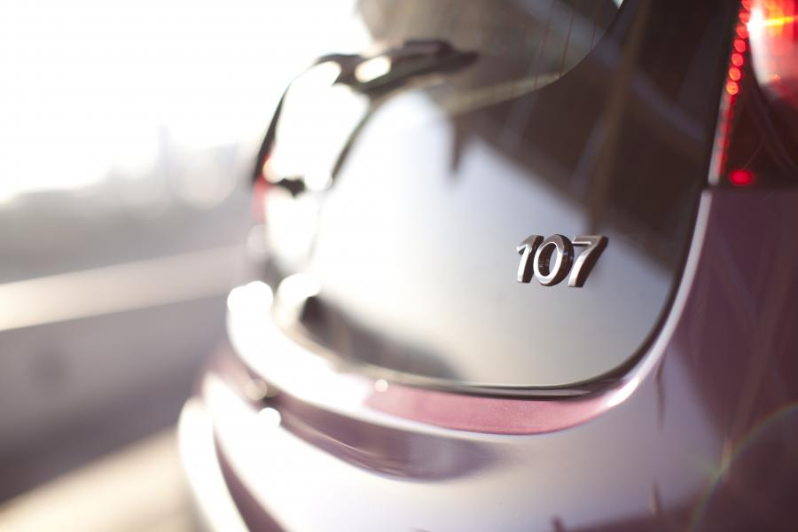  Peugeot 107 5-Door 2012 года  (фото 15 из 40)